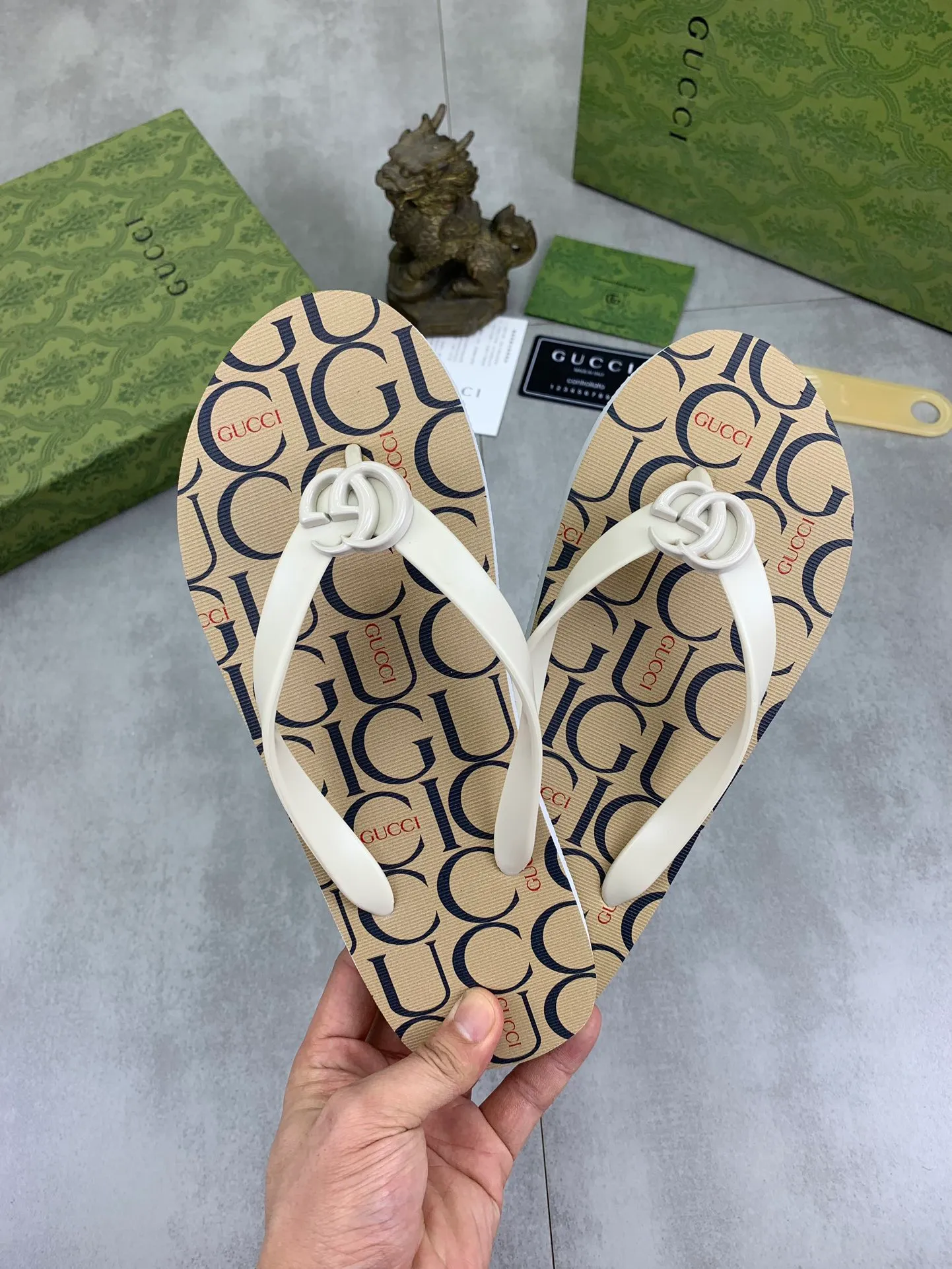 Men's men's shoes 💰P220💰【New style】🆘【GUCCI】Official website's popular Gucci adult couple 🧑‍🤝‍🧑 style, children's flip-flops are on sale at the counter simultaneously! Original fabric imported from Italy. Original bottom provided by the original factory. Size: Adult 36-45. Children’s size: 30-37. Multiple colors available.